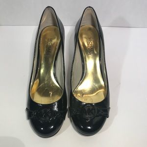 MICHAEL KORS Black Fulton Round Toe Pumps heels